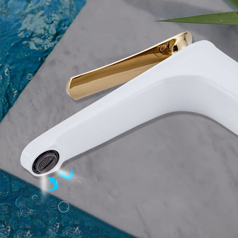 Sikunuo | Luxury 1 Handle Sink Bathroom Faucet Round Brass Sink Faucet with Water Hose