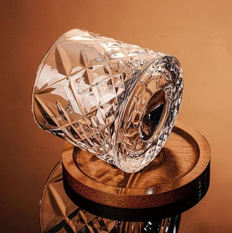 WhiskeySpin - Premium rotating whiskey glass Sikunuo