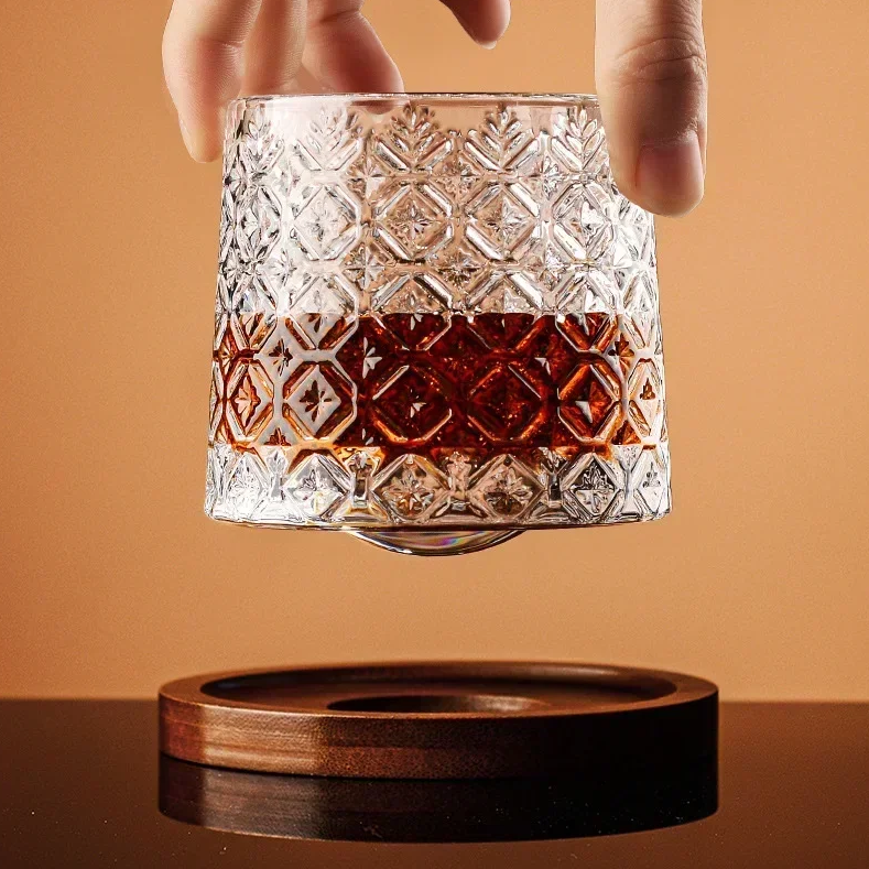 WhiskeySpin - Premium rotating whiskey glass Sikunuo