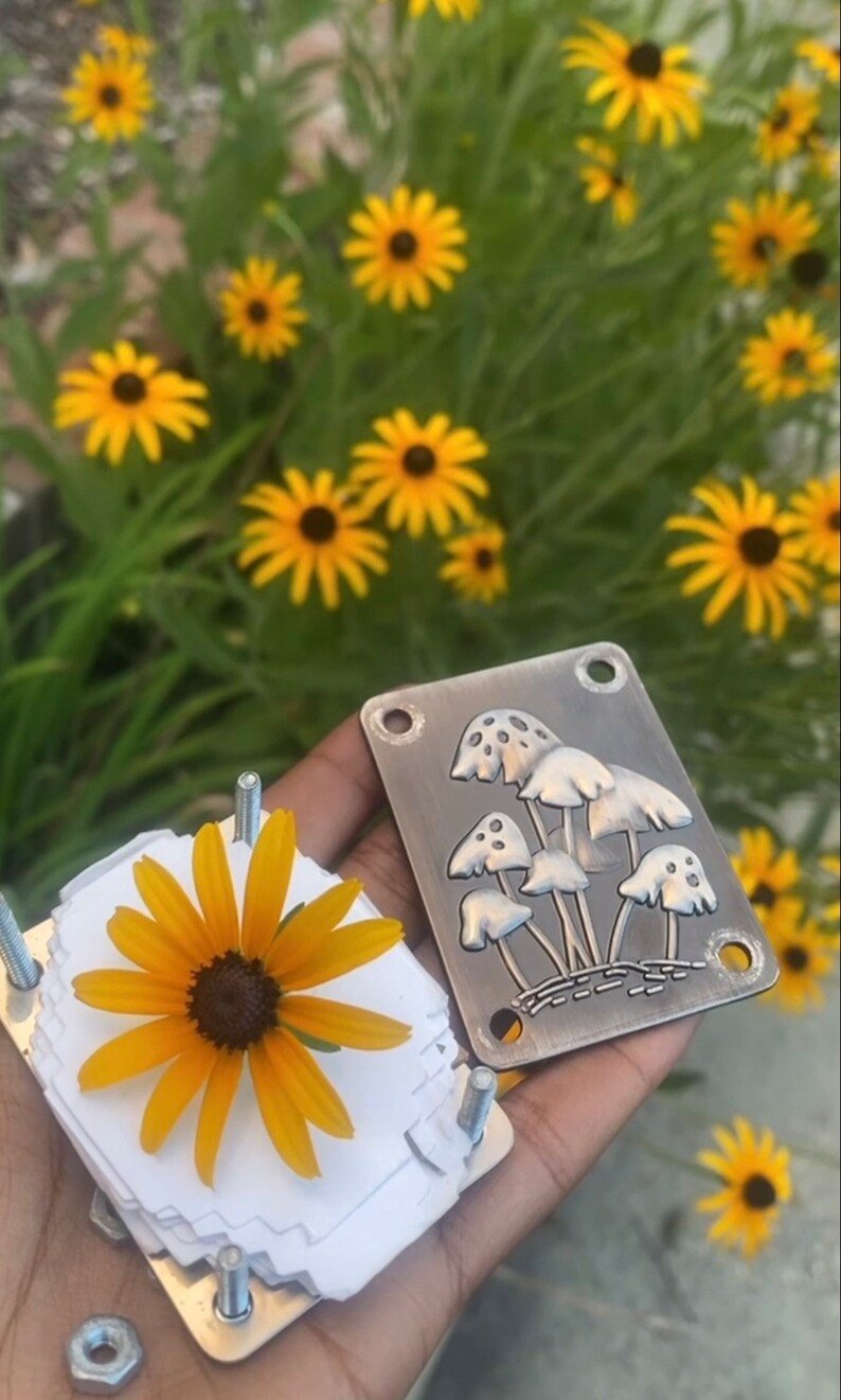 Sikunuo | Mini Flower Press | Compact Botanical Keepsake Maker | Portable Craft Tool