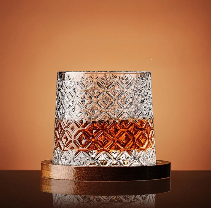 WhiskeySpin - Premium rotating whiskey glass Sikunuo