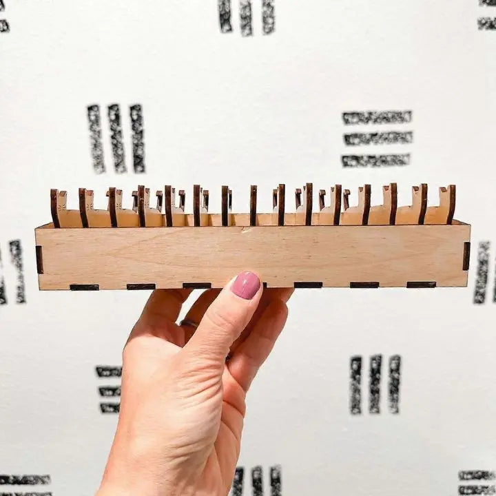 Sikunuo | Wooden Bobbin Set with Animal Motifs – Organizer for Embroidery Floss (15 Bobbins)