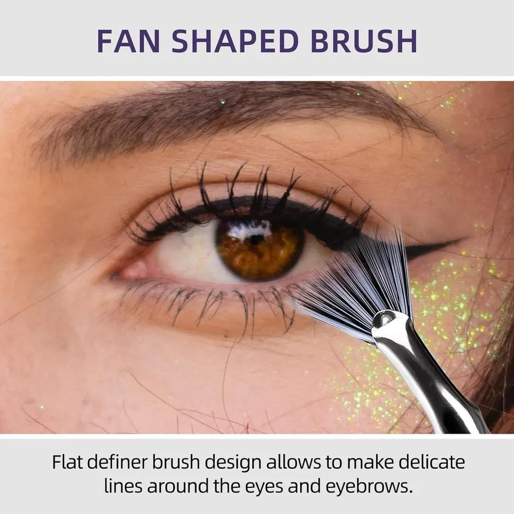 Sikunuo |  I Folding Eyelash Brush with Angled Head – Perfect for Hectic Mornings