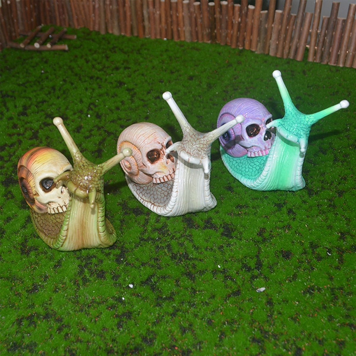 Sikunuo | Snail Skull Halloween Patio Sculpture