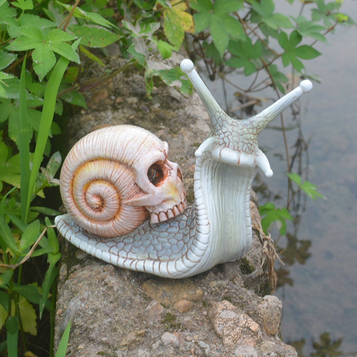 Sikunuo | Snail Skull Halloween Patio Sculpture