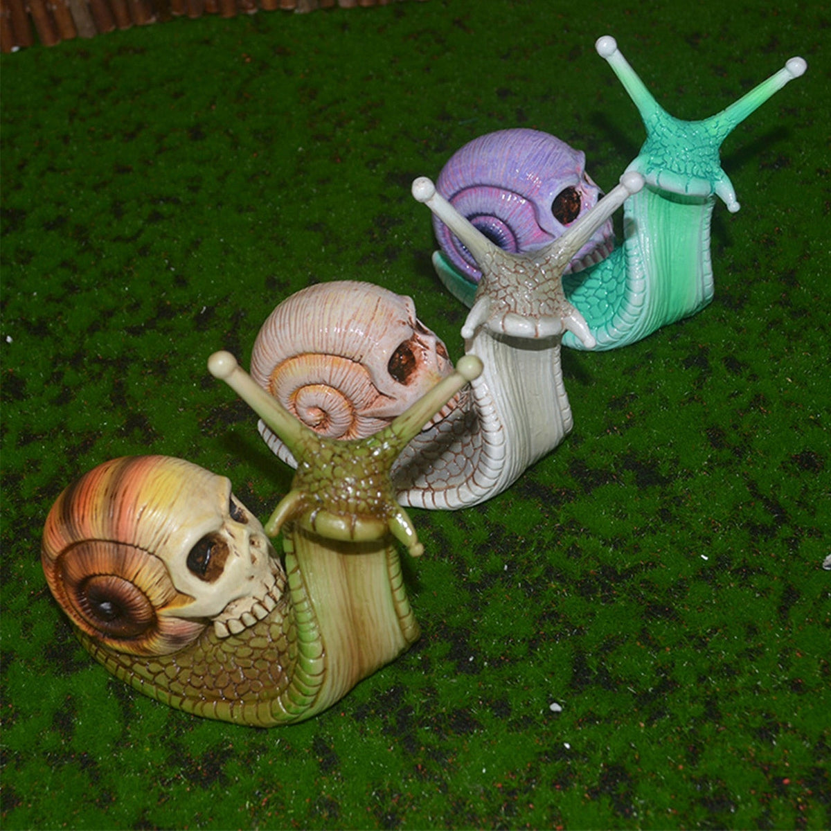 Sikunuo | Snail Skull Halloween Patio Sculpture