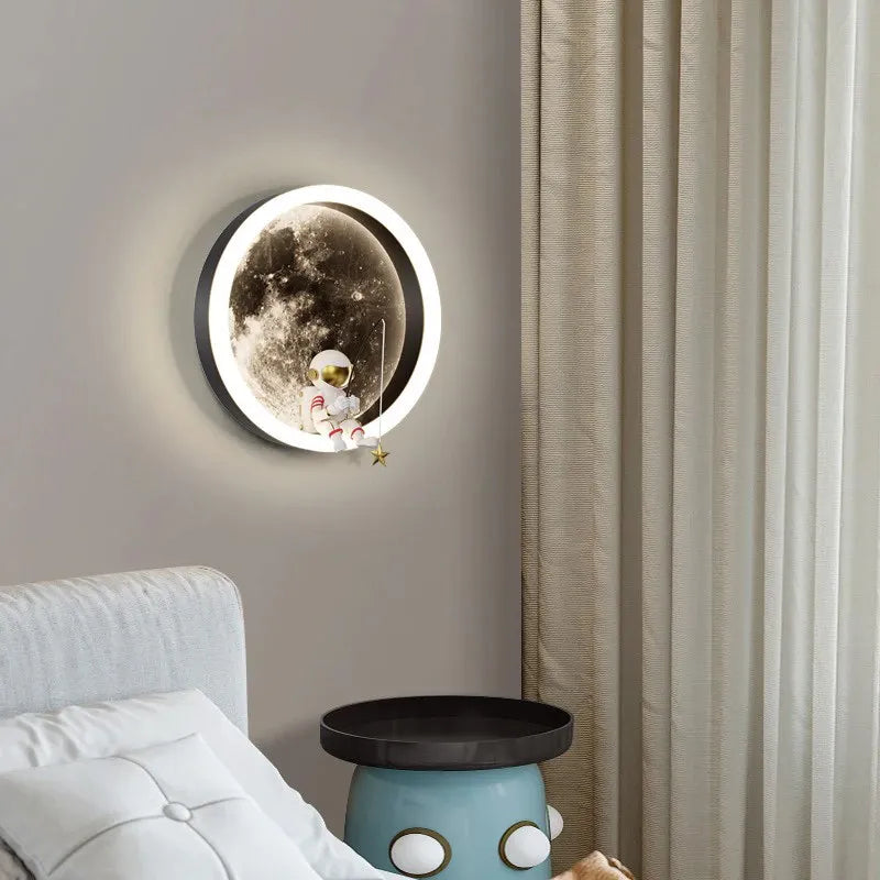 Sikunuo | Astronaut On The Moon Wall Light