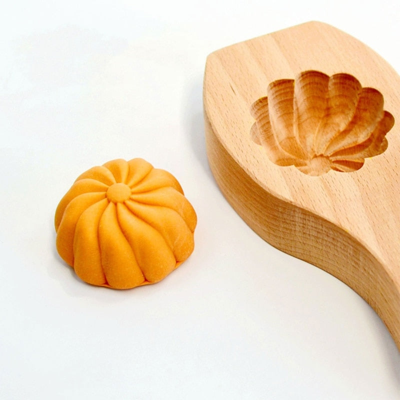 Sikunuo | Wooden Moon Dumpling Maker Mold