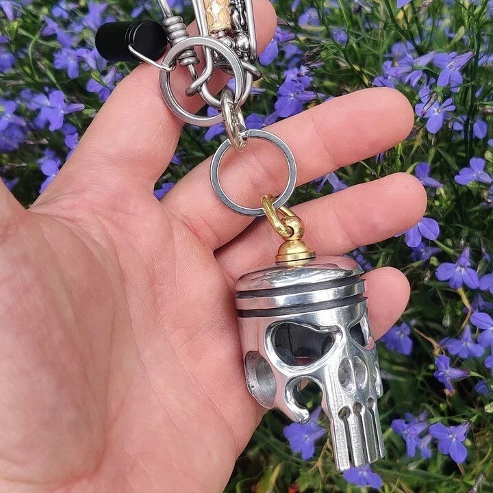 Sikunuo | Piston art skull keychain [pendant/flashlight/bottle opener]