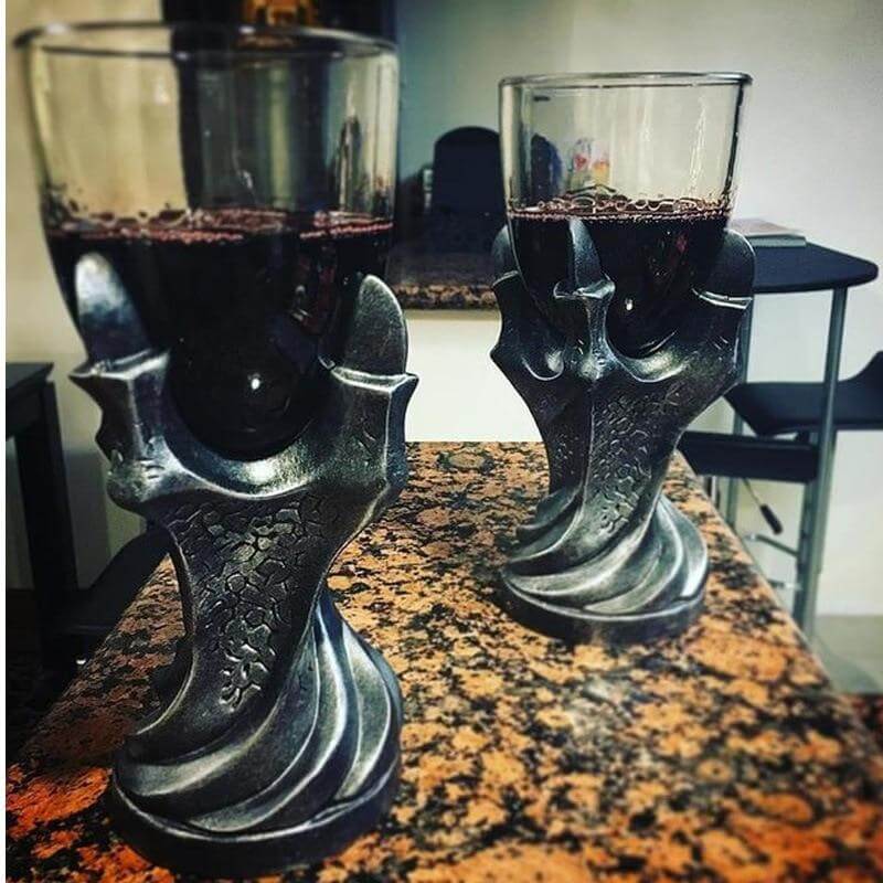 Sikunuo | Medieval Dragon Claw Vodka and Wine Mug