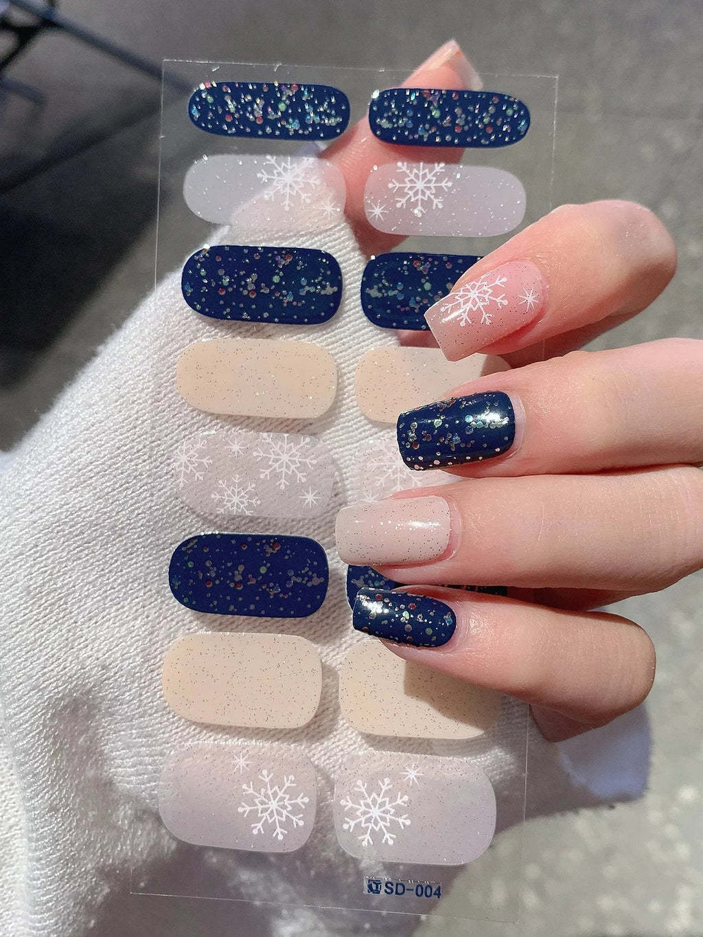 GlitzNail – Festive Christmas Nails Quick, Complete Without Salon
