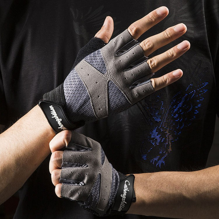 Women's fitness gloves with non-slip palm and breathable mesh 
Maetiva