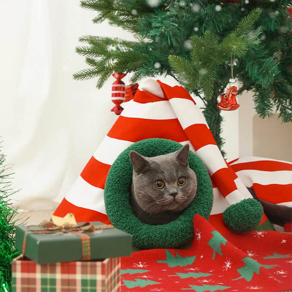 Soft Christmas Cat Bed for Festive Living Spaces
