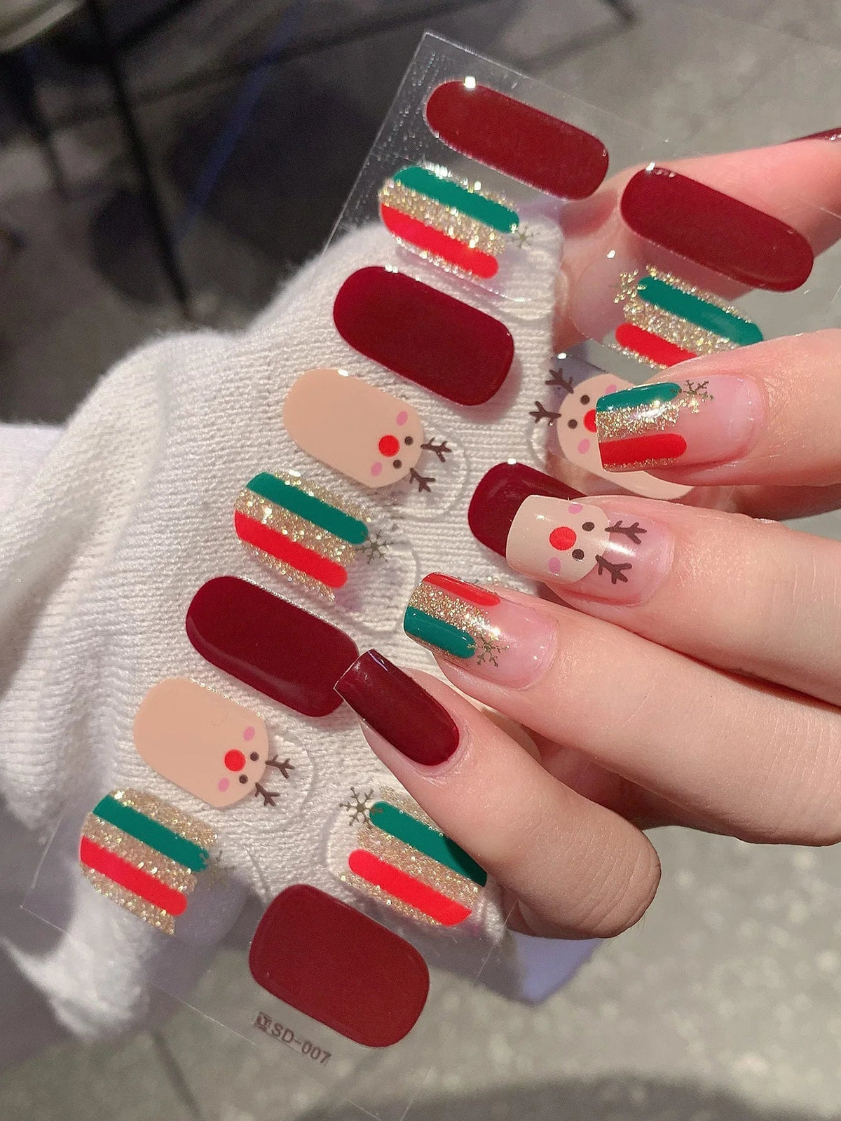 GlitzNail – Festive Christmas Nails Quick, Complete Without Salon