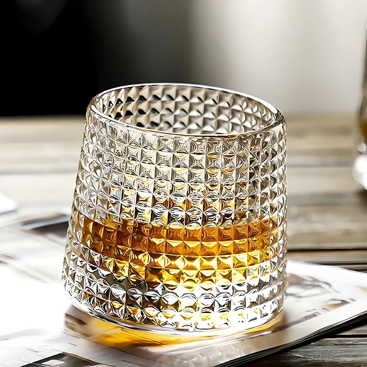 SwirlSip – Rotatable, textured whiskey glass with a striking ribbed design Sikunuo