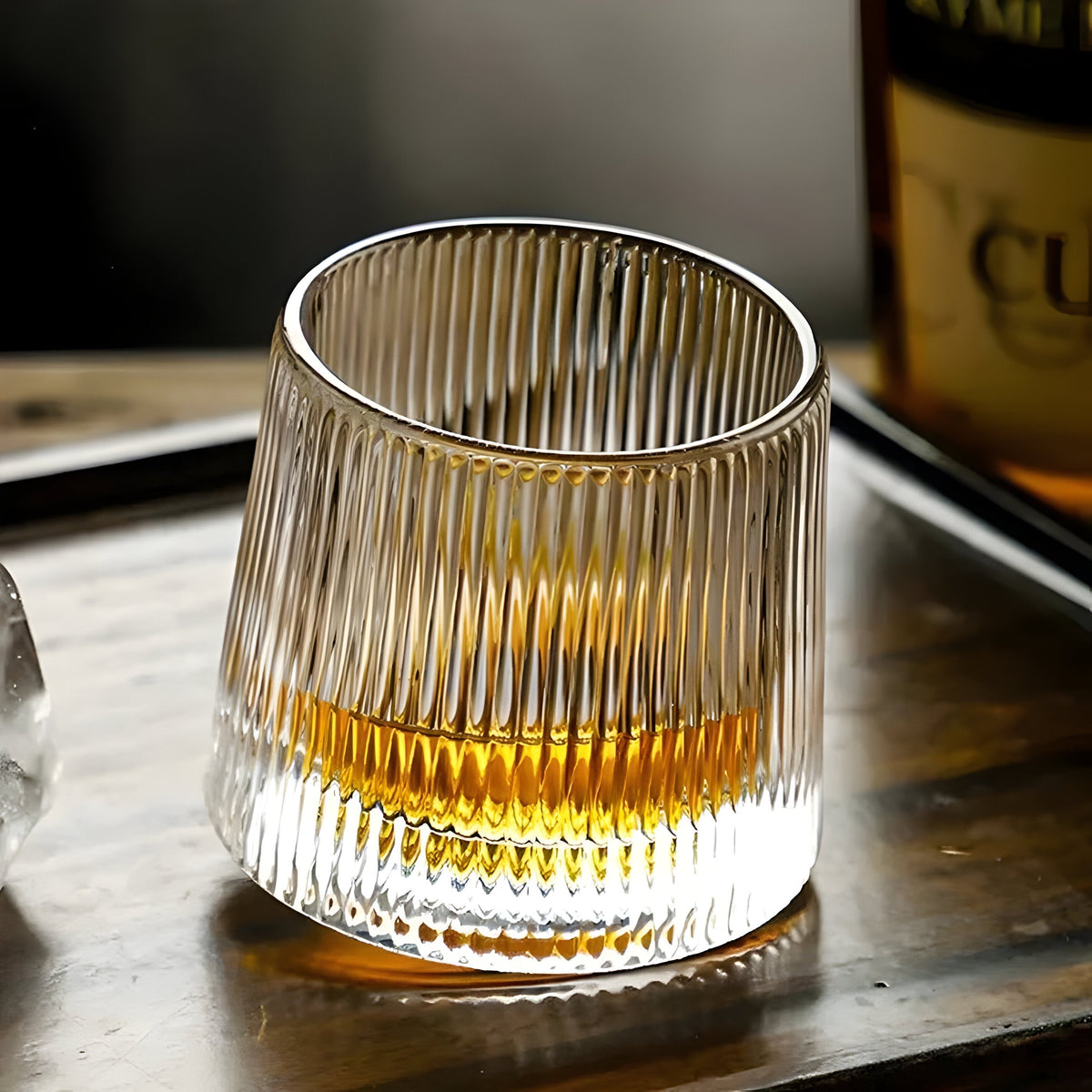SwirlSip – Rotatable, textured whiskey glass with a striking ribbed design Sikunuo