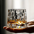 SwirlSip – Rotatable, textured whiskey glass with a striking ribbed design Sikunuo