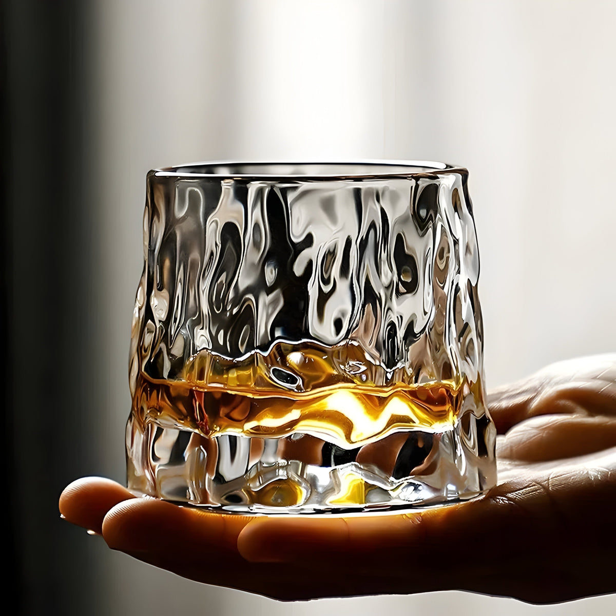 SwirlSip – Rotatable, textured whiskey glass with a striking ribbed design Sikunuo